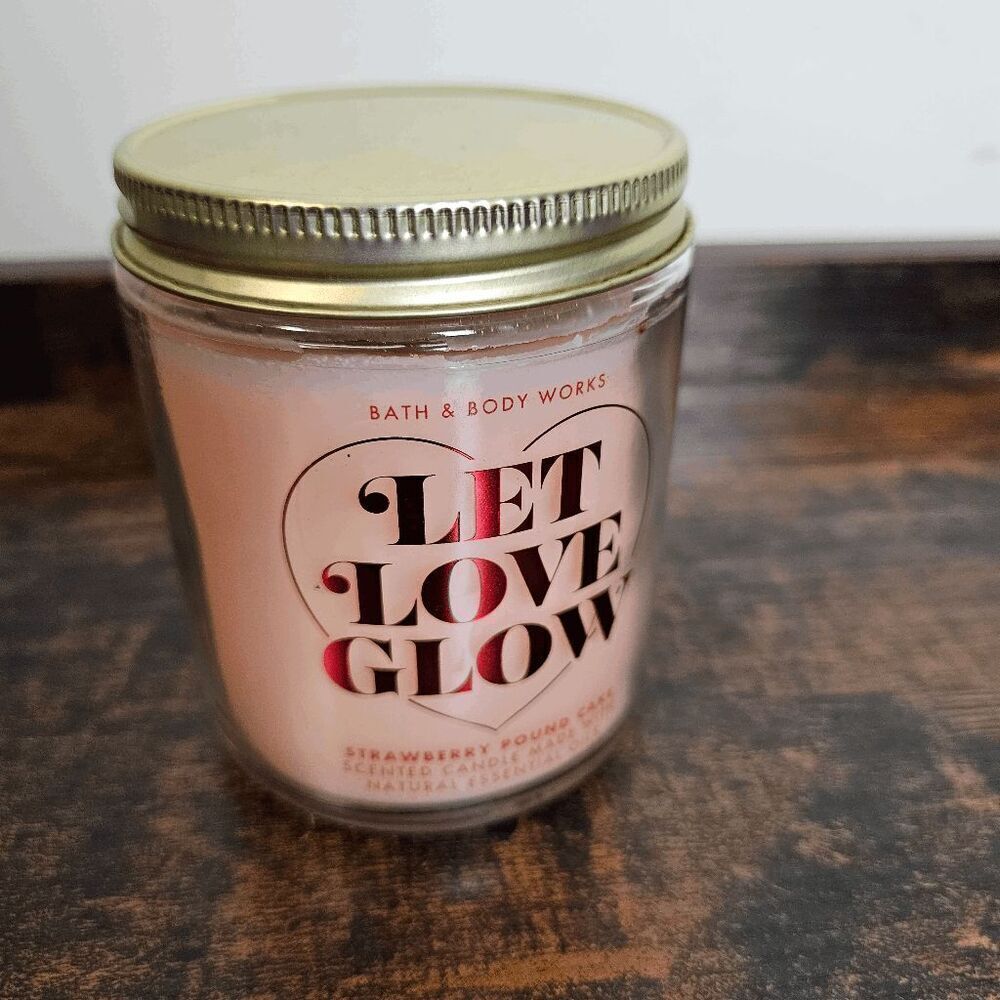 Bath & Body Works Starwberry Pound Cake 7oz Let Love Glow Candle New Pink One Si